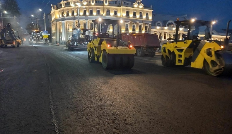 В Калуге выполнили половину работ по замене асфальта на площади Старый Торг