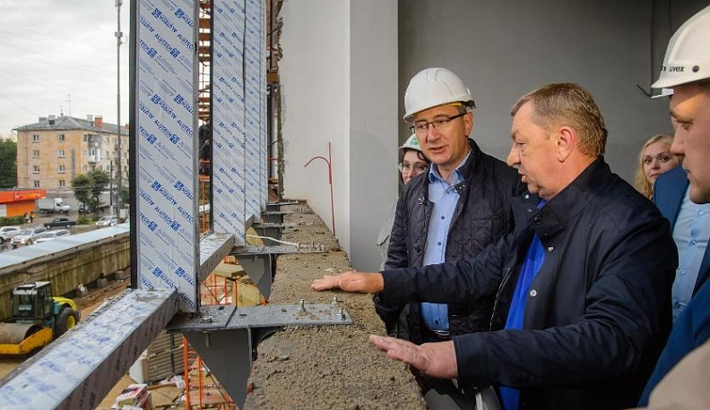 Владислав Шапша поручил форсировать работы по благоустройству территории у Дворца спорта