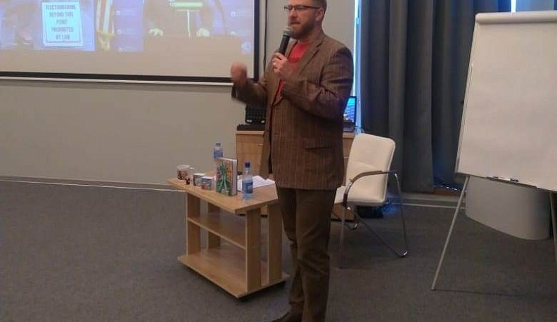 Первый российский журналист под санкциями рассказал калужанам о США