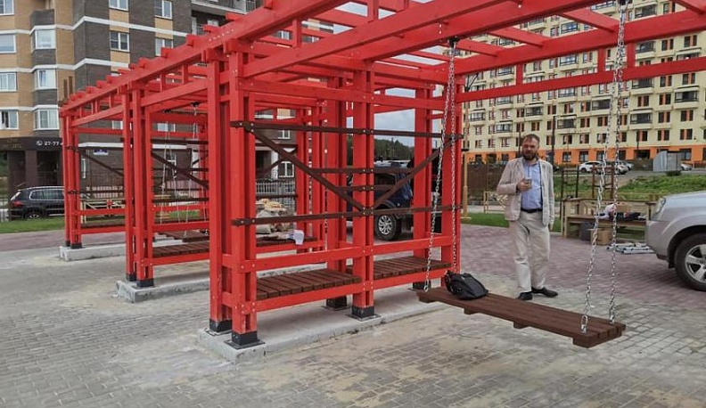 В сквере на Правобережье Калуги снова установили качели