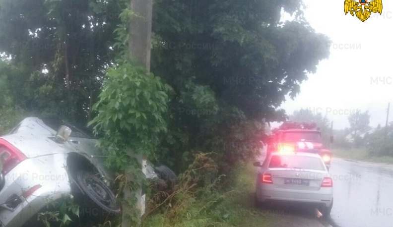 В Жуковском районе на мокрой дороге «Рено» съехало в кювет и перевернулось
