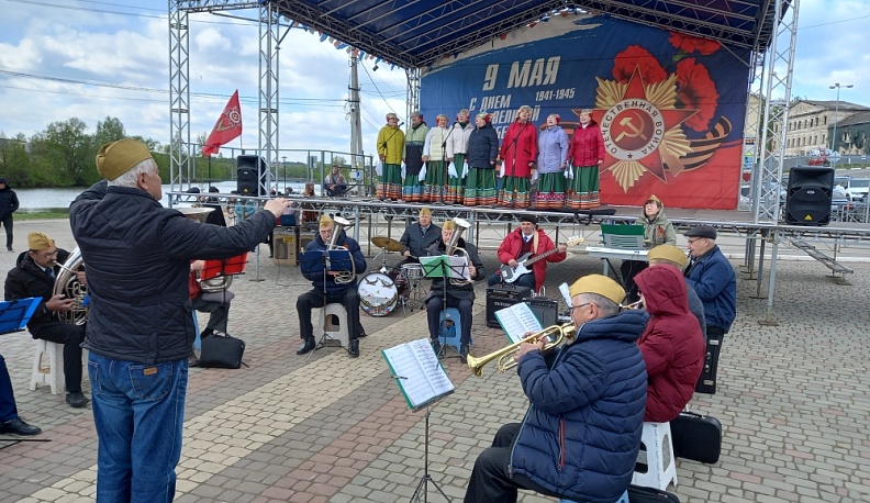 День Победы в Кондрове отметили митингом у Братского захоронения и концертом на площади Победы