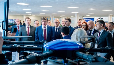 На первом месте по производству и кадрам