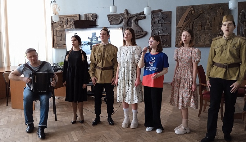 В Калуге прошёл патриотический час для школьников «Код памяти. Защищая родную землю»