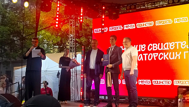 Владислав Шапша вручил калужским студентам дипломы об окончании Губернаторских групп