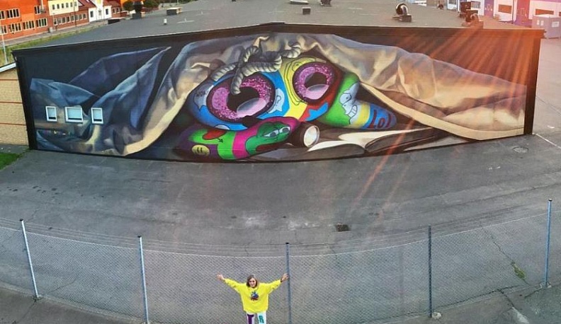 Калужская художница Виктория Вейсбрут создала мурал на фасаде здания в Швеции