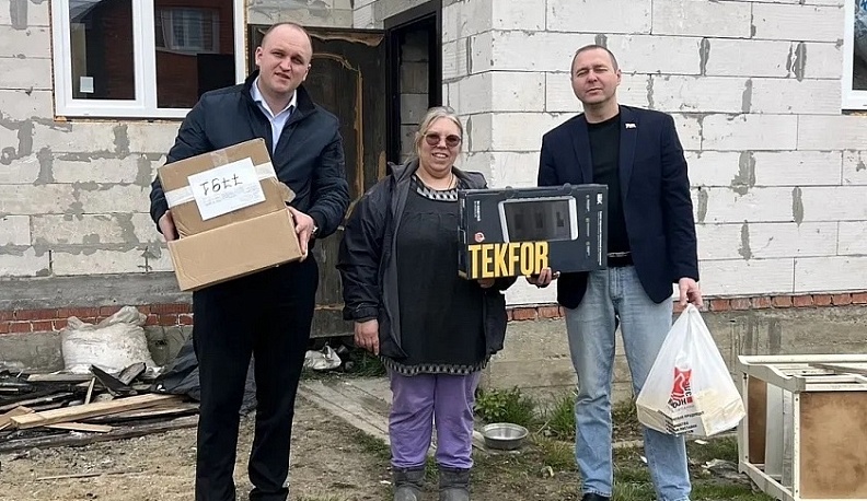 Депутаты помогли семье погорельцев в Ферзиковском округе