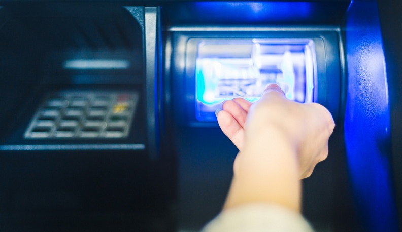 Забравший из банкомата чужие деньги мужчина может отправиться в колонию на 5 лет
