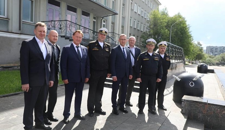 Владислав Шапша встретился с экипажами подшефных подводных лодок 