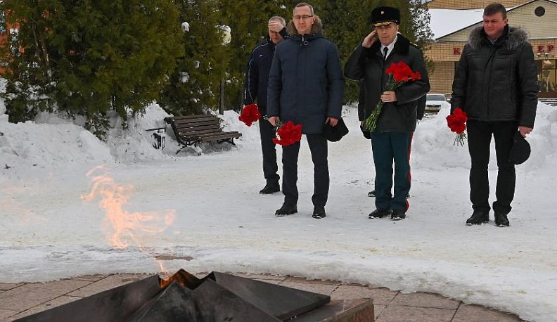 Губернатор Калужской области возложил цветы к могиле Неизвестного солдата