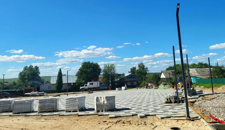 В Сухиничах благоустраивают Лучезарную площадь