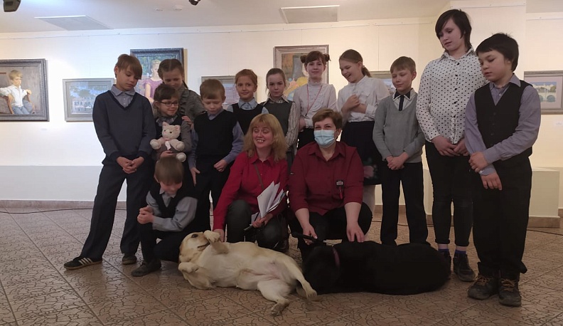 Собаки-проводники отметили профессиональный праздник в Доме музыки