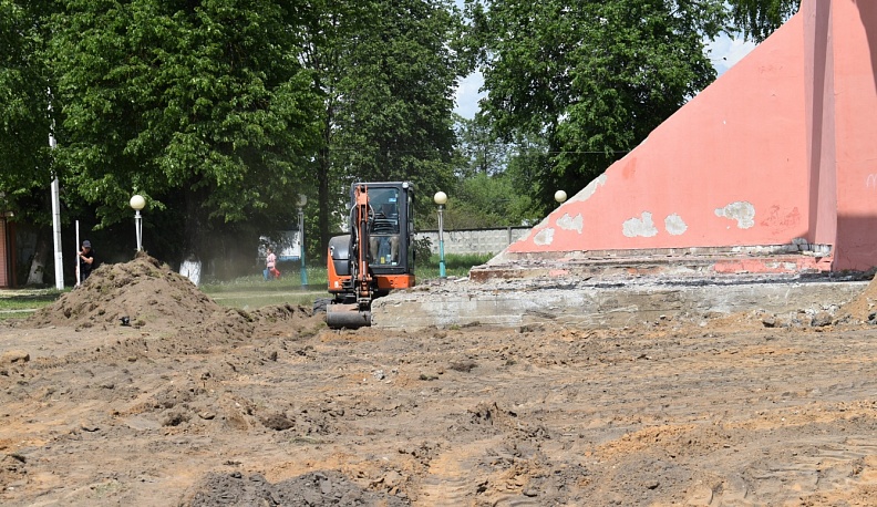 В Кирове начали благоустраивать сквер у самолёта на площади Победы