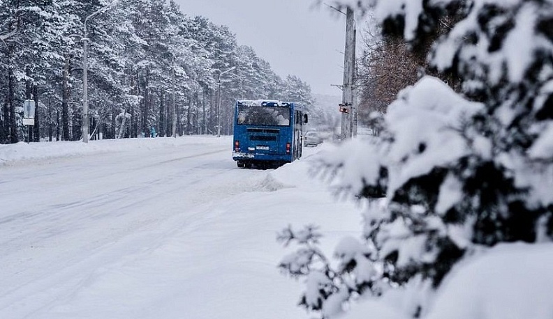 Полицейские несколько раз спасали замерзший на трассе автобус