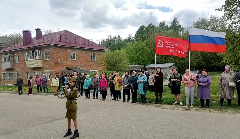 9 Мая в Думиничах у дома участника Великой Отечественной войны Ивана Антоновича Хрыченкова прошел концерт