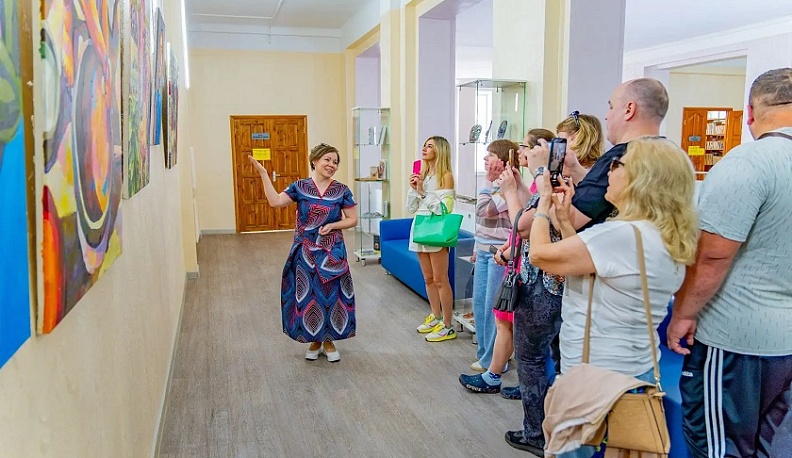 В калужской областной библиотеке имени Белинского открылась выставка африканской живописи