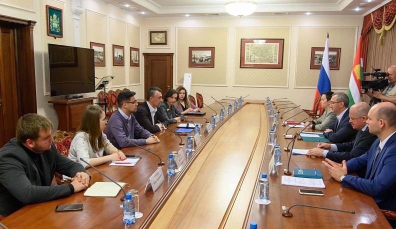 Владислав Шапша встретился с руководителем  Федерального агентства по делам молодёжи Дамиром Фаттаховым