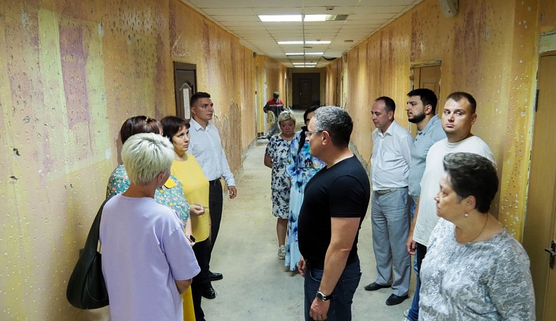 Дмитрий Денисов проконтролировал ход капремонта в школе №15