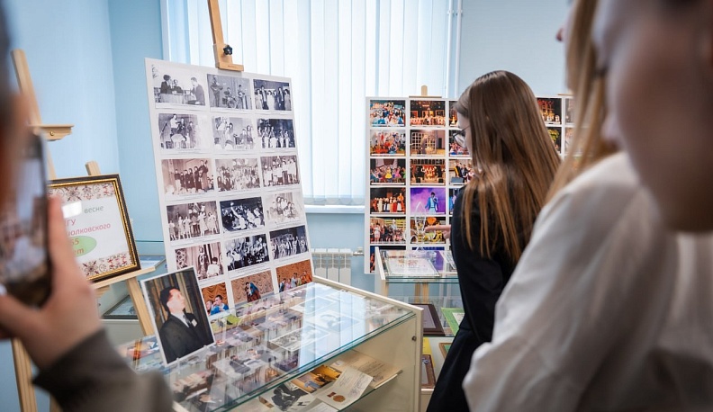 В КГУ имени К. Э. Циолковского открылась выставка, посвященная юбилею студвесны