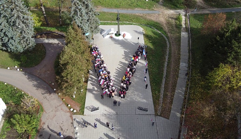 В Тарусе провели флешмоб в поддержку президента и армии