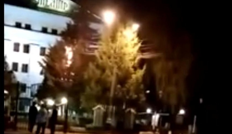 В Калуге у драмтеатра загорелась 15-метровая ель. Видео