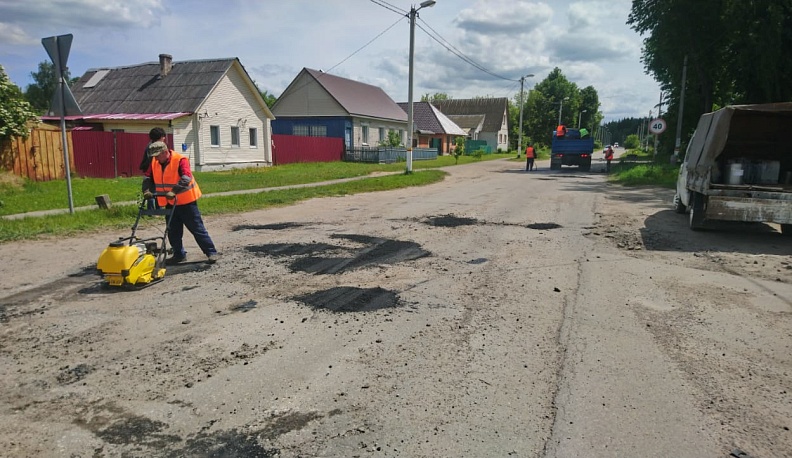 В Людинове начался ямочный ремонт городских дорог