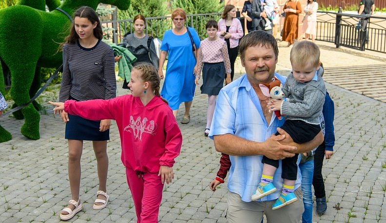 В одну семью