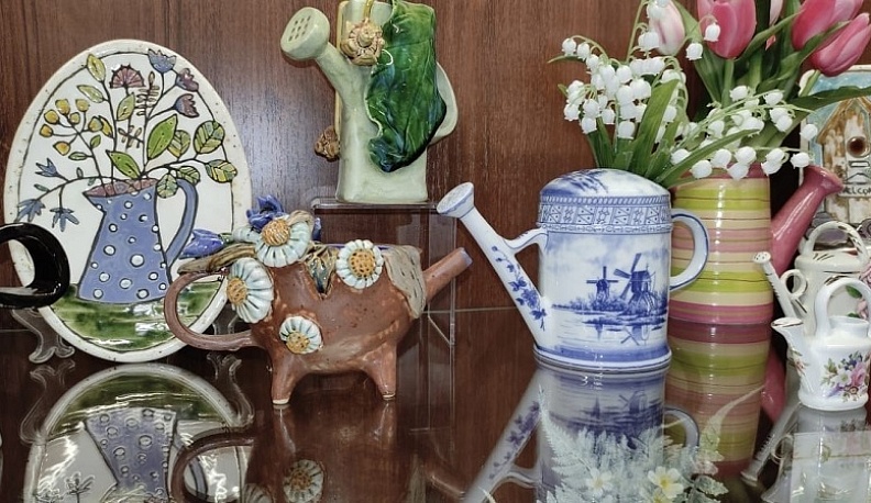 В Калужском государственном университете открылась выставка уникальных садовых леек