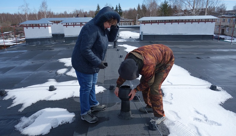 В Барятино завершают капитальный ремонт крыши на доме