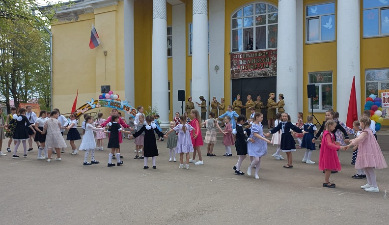 В Мосальске станцевали Вальс Победы