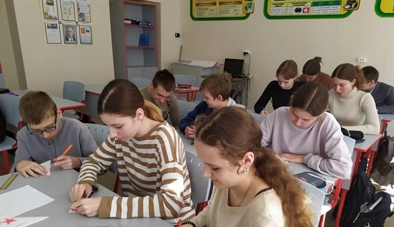 Школьники из Мещовского района отправили поздравительные письма участникам СВО