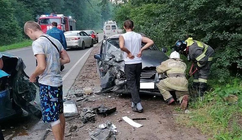 В Дзержинском районе пострадали люди в столкновении двух иномарок