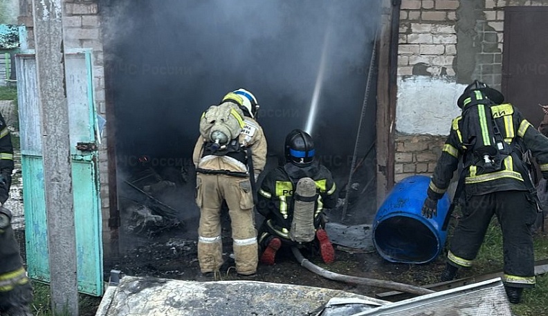 В Калуге загорелся гараж