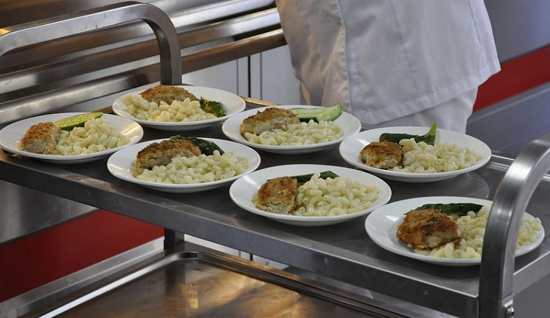 Губернатор предложил калужским депутатам самим попробовать школьное питание