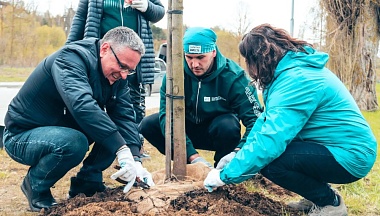 На берегу Яченского водохранилища высадили 10 клёнов