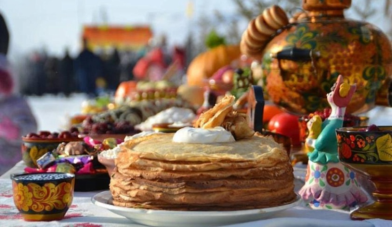 Калужские «единороссы» на Масленицу угостили горожан блинами