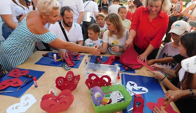 6 августа в Полотняном Заводе впервые прошел уникальный фестиваль «Бумажное сердце 2022»