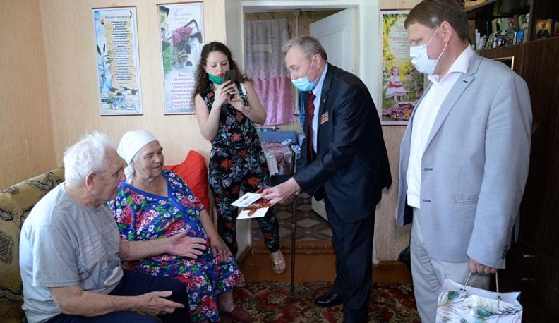 В преддверии Дня России турынинские ветераны получили награды и подарки