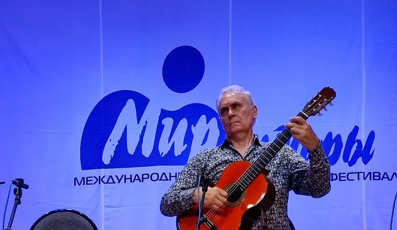 На дневном «Мире гитары» выступил обладатель звания «Национальное достояние России» Сергей Руднев