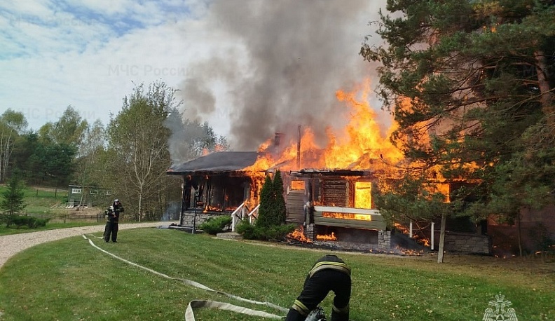 В Калужской области загорелась баня