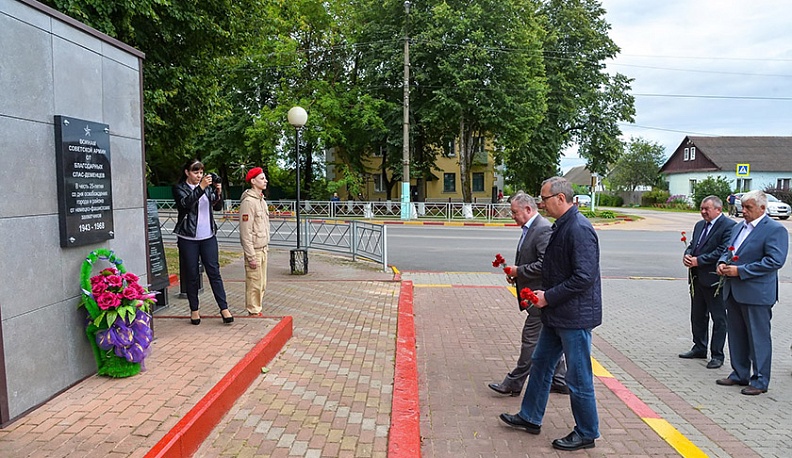 Владислав Шапша возложил цветы к памятнику в Спас-Деменске