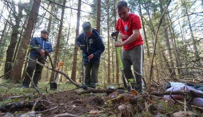 В Калужской области поисковики подняли обломки фронтового истребителя