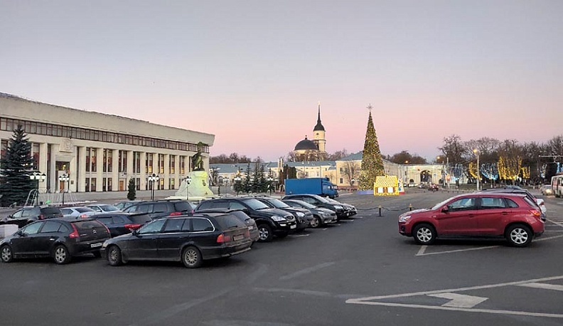 В Калуге на месяц закрыли парковку около областной администрации
