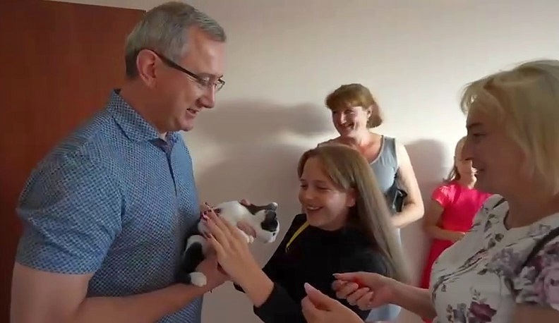 Владислав Шапша вручил ключи от новых квартир переселенцам из аварийного жилья в Думиничах