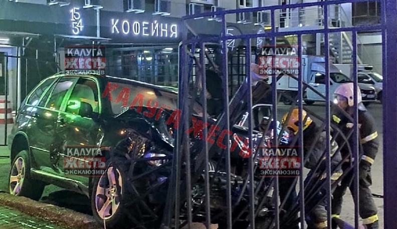 В Калуге на Плеханова ночью произошло жёсткое ДТП 