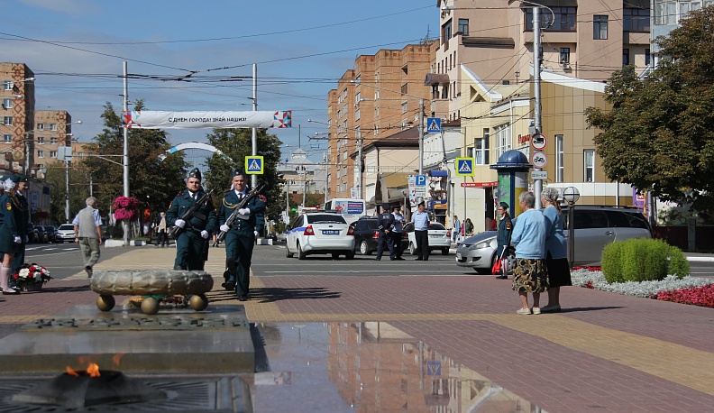 День города в Калуге начался с возложения цветов на площади Победы