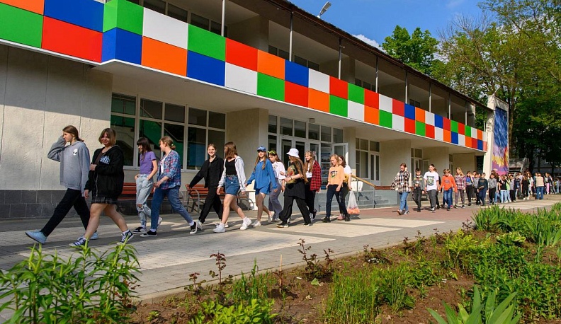 Владислав Шапша поздравил детей в лагере «Сокол» с началом каникул