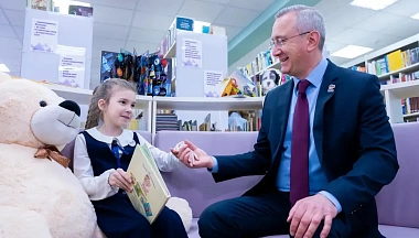 Владислав Шапша посетил крупнейшую детскую библиотеку региона