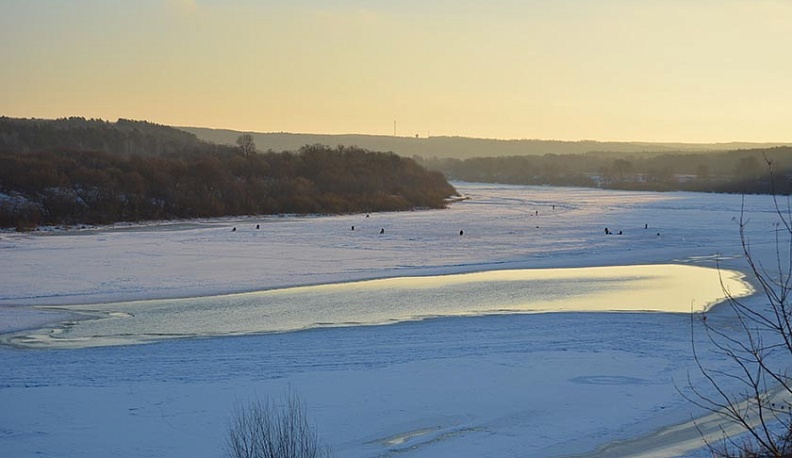 В Тарусе в Оку на мелководье провалились трое подростков 