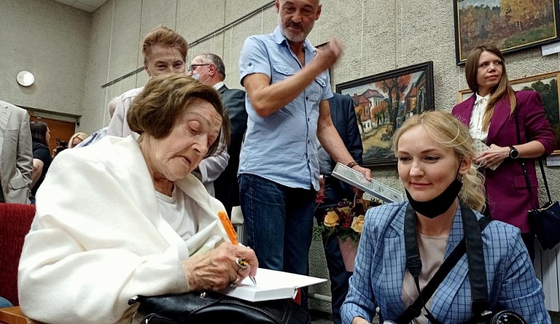 Нонна Черных представила свою новую книгу